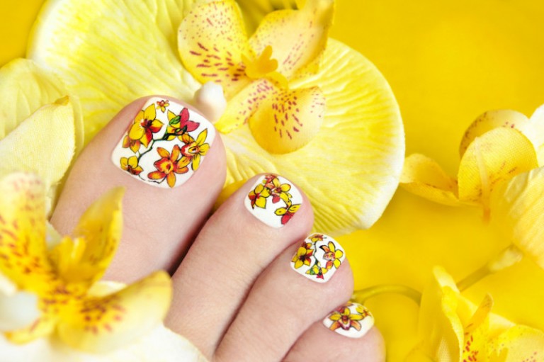 Pedicure-with-orchids-in-the-womens-legs1-800x533