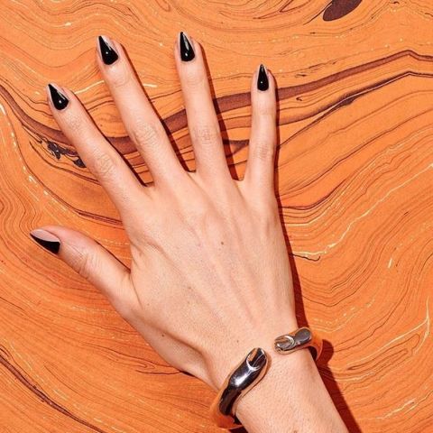 square-1443724354-halloween-nail-art-black-talons