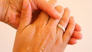Tìm hiểu cách dưỡng da tay bằng vaseline tại nhà hiệu quả