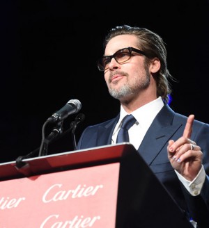 Brad Pitt sơn móng cầu vồng trong liên hoan phim quốc tế Palm Springs